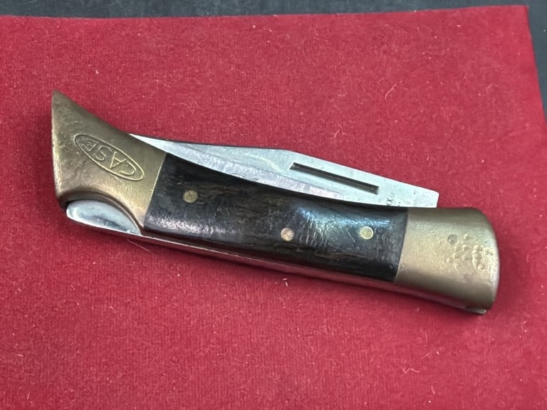 Vintage XX Shark Tooth Case Pocketknife: Model P197 L SSP folding lockback pocket knife. Distinct curved geometric brass bolster stamped with "Case" logo. Dark laminated hardwood handle with brass pins and stainless steel clip point blade.