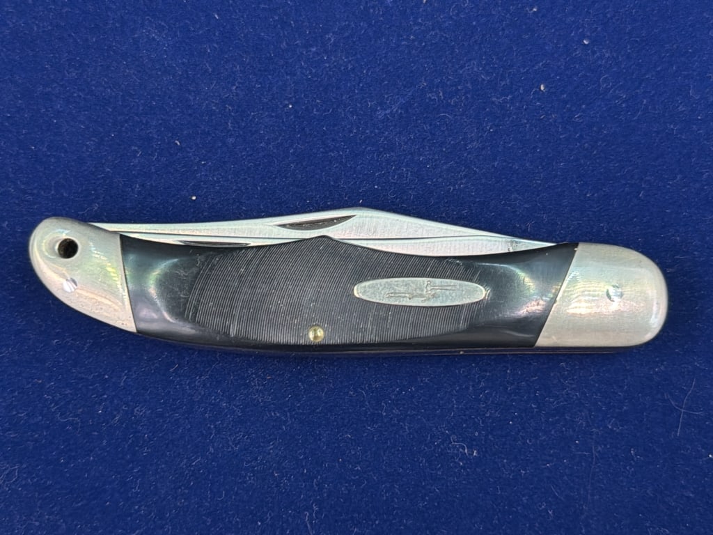 Vintage Buck 317 Trailblazer Pocket Knife USA: Manufactured between 1972 and 1985. Features silver bolsters and stainless steel blacks. Handle is black Delrin. Condition is consistent with age, see pictures. No refunds given.