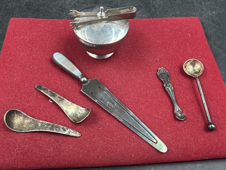 Vintage Sterling Items: There is a salt cellar in this lot and also 4 sugar spoons, 1 tong and lastly a book marker. The condition is good, consistent with age, see pictures. Weighs 41.1g. No refunds given.