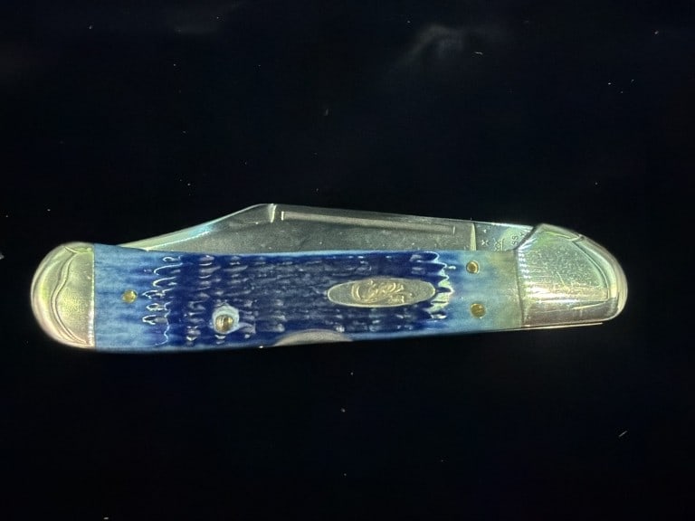 Vintage Case XX Trapper Pocket Knife: Featuring a navy blue classic Rogers corn cob jigging texture. Features polished nickel silver bolsters, brass pins and inlaid CASE XX script oval shield. Condition appears good, see pictures. No