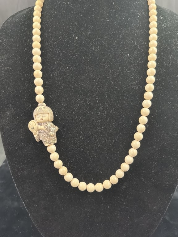 Vintage Japanese Necklace: Nice piece that is beaded necklace featuring a figural pendant. The figural pendant represents a tradition Japnese figure. Condition is good, see pictures. No refunds given.