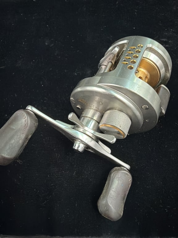 Calcutta Shimano 201DC Bait Casting Reel: Features a distinct cold colored inner spool component. High end metal bodied round reel known for its Digital Control baking systems. Left handed reel that is in good condition, see pictures. No