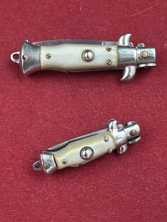 Vintage Italy Stiletto Automatic Switchblades: There is 2 German auto mini knives in this lot. Condition is consistent with age and use, see pictures. No refunds given.