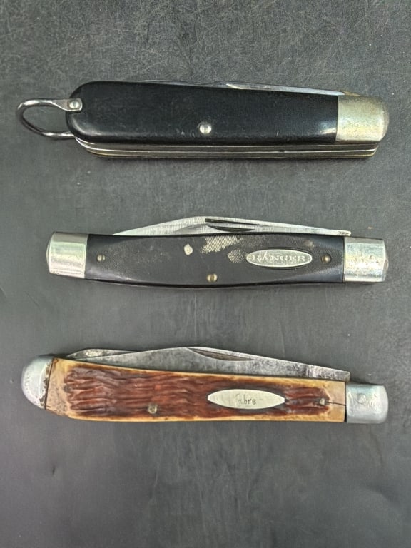 Vintage Pocket Knives: Total of 3 knives in this lot There is Camillus, Ranger and Sabre. Condition is consistent with age and use, see pictures. No refunds given.