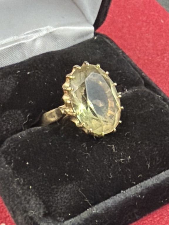 14kt Gld Ring: Vintage style cocktail ring features a large faceted oval-cut citrine? gemstone set in a yellow band. Ring is a size 7.5 and weighs 5.1g. Condition appears good, see pictures, No refunds given.