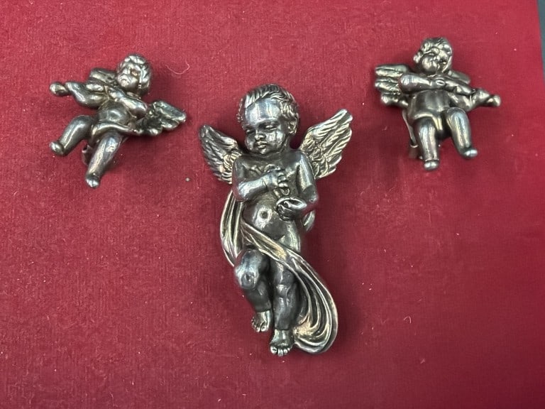 Vintage Sterling Cherub Jewelry: In this lot is a brooch and pair of clip on earrings. Circa 1950' and condition appears good, see pictures. Weighs 40.1g. No refunds given