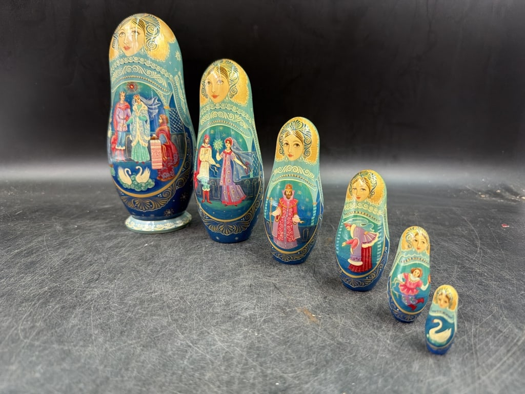 Matryoshka Nesting Dolls (1 of 4)