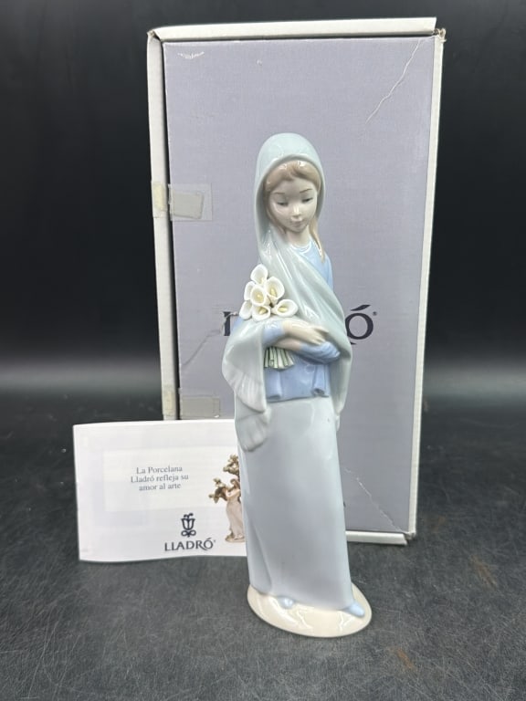 Lladro "Girl with Calla Lillies": Comes with original box. Measures about 9"t and condition appears good. No refunds given.