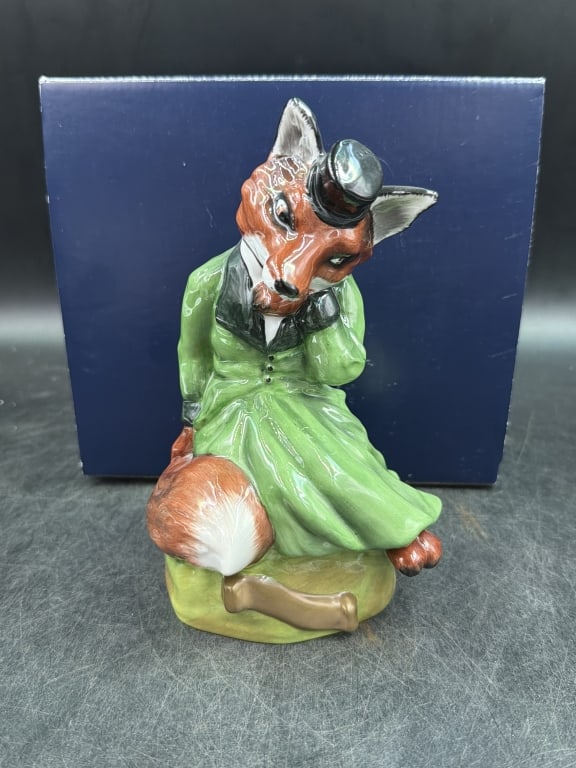 Royal Stratford LE 1316/2500e: Hand painted figurine titled "Mrs. Fox" by Royale Stratford manufactured in England. Comes with original box. Limited Edition piece. Measures about 7.25". See pictures, No refunds given.