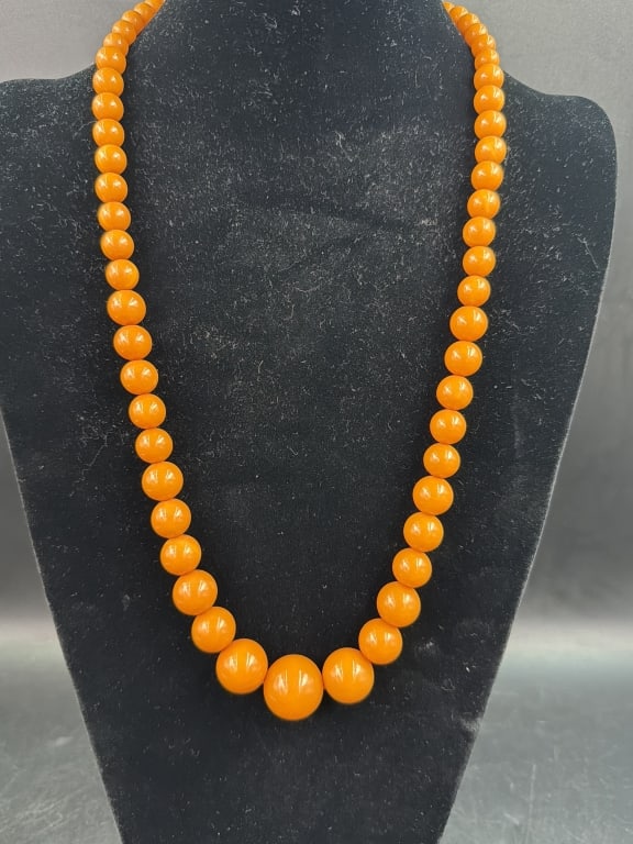 Awesome Butterscotch Bakelite Necklace: Measures 28” l. Nice piece of vintage jewelry. Condition is good, see pictures. No refunds given.