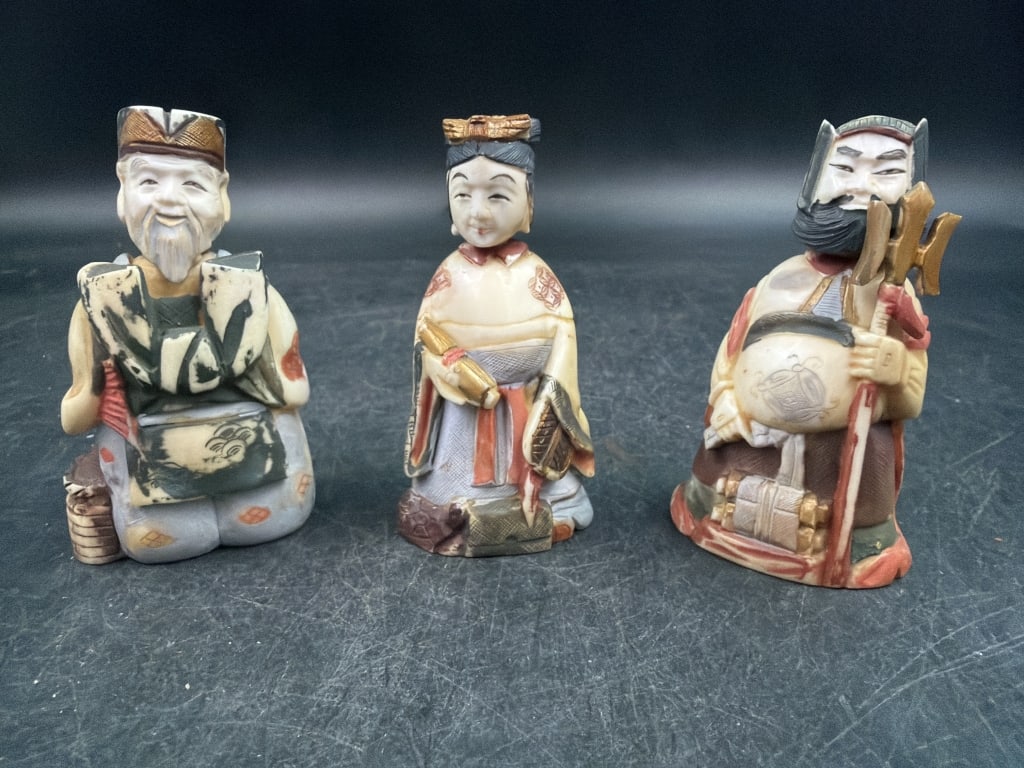 Vintage Chinese Snuff Bottles: Total of 3 carved polychrome. They measures 3" to 3 1/4". Condition is consistent with age, see pictures. No refunds given.