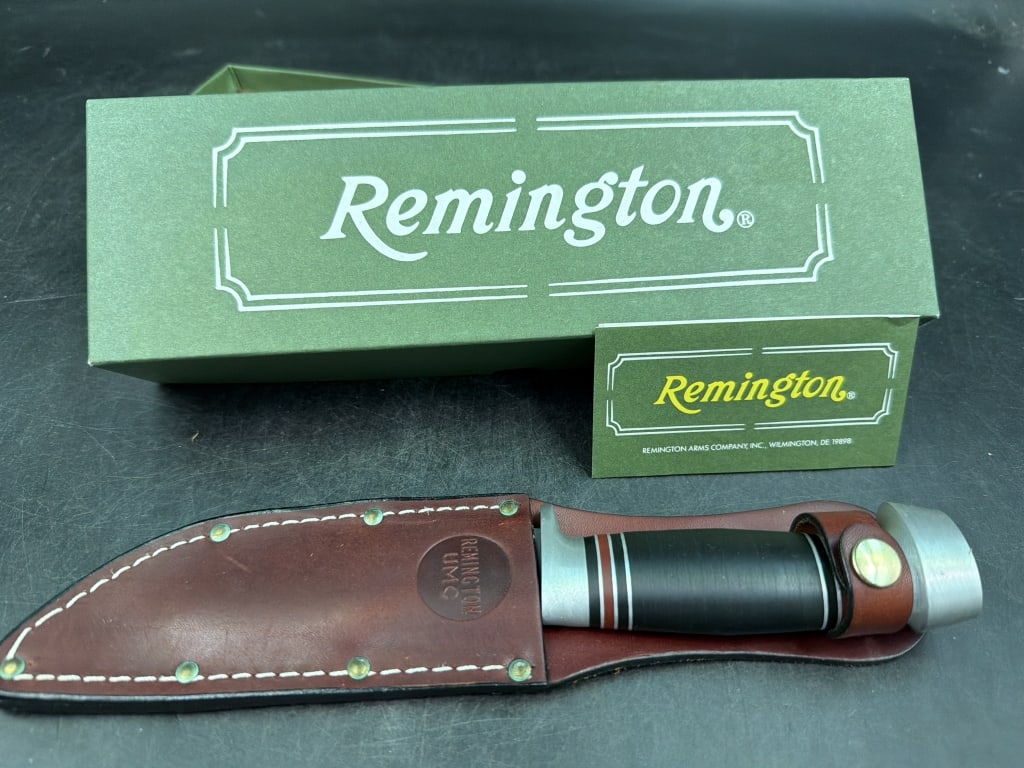 Remington UMC with Original Box: Fixed blade hunting knife featuring black handle and brown leather sheath stamped "UMC". Condition is good, see pictures. No refunds given.