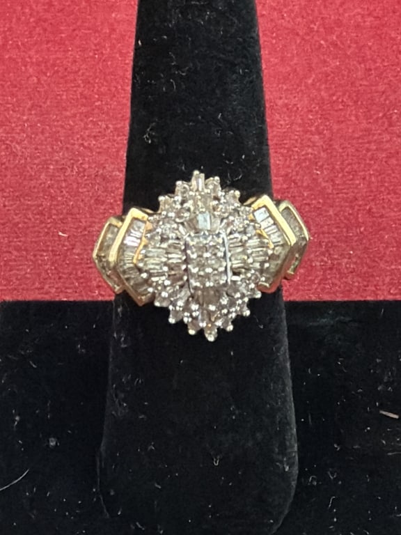 Beautiful Stunning 10 karat Gold Diamond Ring: Cocktail ring that is a size 7. Ring weighs 6.4g. See pictures, condition appears good. No refunds given.