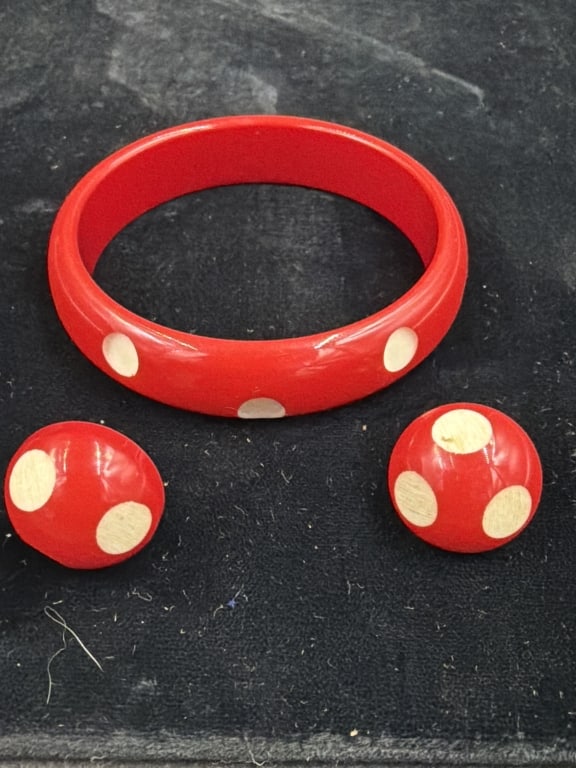 Vintage Bakelite Jewelry Poka Dot: Pair of earrings and bangle bracelet. Inside is 2.7 and earrings are clip on. Condition appears good, see pictures. No refunds given.