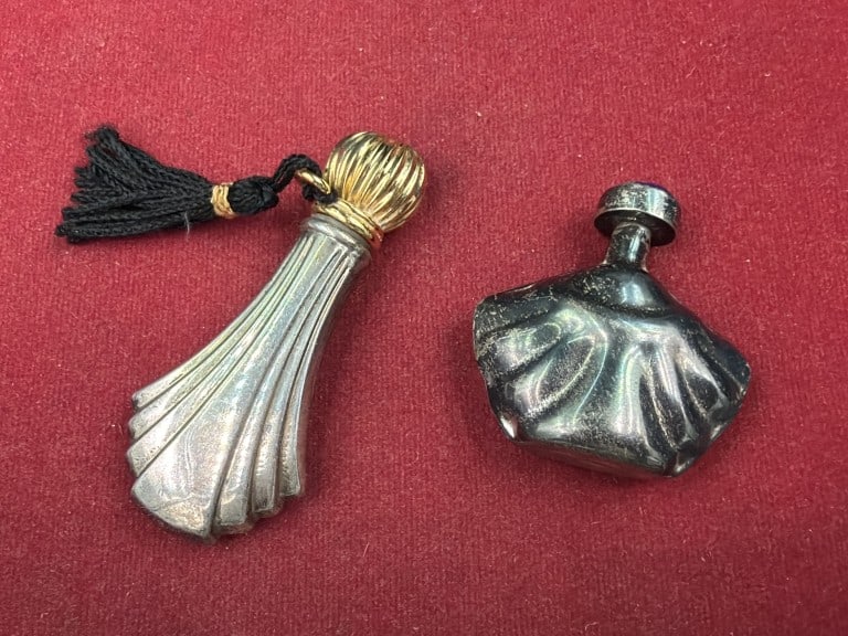 Vintage Silver Perfume Bottles: Total of 2 in this lot. One is shell or clam design. The total weight of these 40.3g. See pictures, condiiton is good. No refunds given.