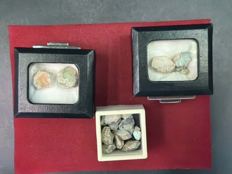 Gemstones Turquoise in the Rough: Total of 3 in small cases. See pictures, condition is consistent with age and use. No refunds given.