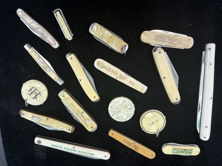 Vintage Pocketknives: Total of 17 in this lot. There is a variety such as barber knives, pocket knives, advertisement, etc. See pictures. No refunds given