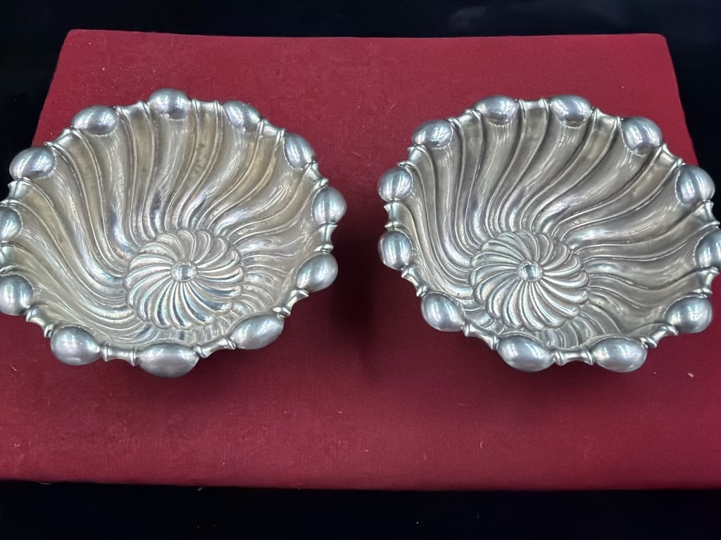 Vintage Sterling Nut Bowl or Trinket Dish: Total of 2 clam shell dishes or scalloped trinket bowls fro the 1970's. Weighs 5.7g and condition is good. No refunds given.