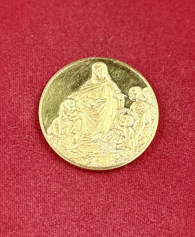 Gold Plated Sterling Medallion: Commemorative medal depicting Leonardo da Vinci's artwork "The Virgin of the Rocks". Measures around 50 mm in diameter and weighs 66.8g. See pictures, condition appears good. No refunds given.