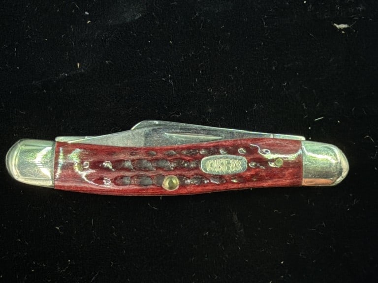 Case XX Pocket Knife: Featuring jigged bone handles and brass pins. Condition appears good, see pictures. No refunds given.