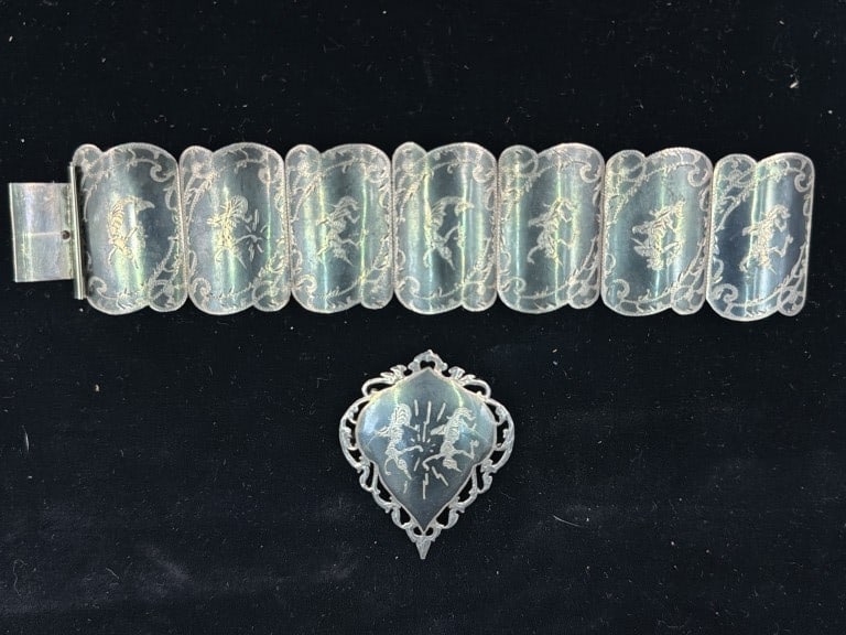 Vintage Siam Silver Niello Jewelry: Nice set that includes panel bracelet and brooch. Both are marked, see pictures. Weighs 67.2g. Condition appears good, no refunds given.