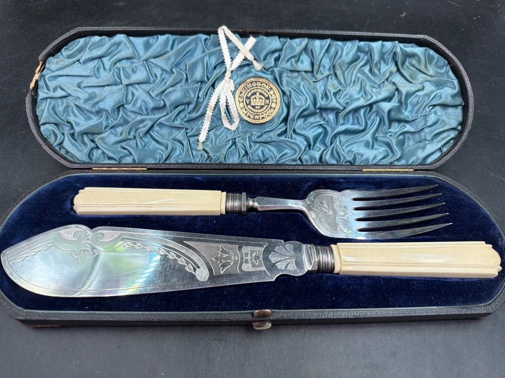 Antique Elkington and Co Server Set: Comes with original case. Decorated engraved service knife and matching fork. See pictures, condition appears good. No refunds given.
