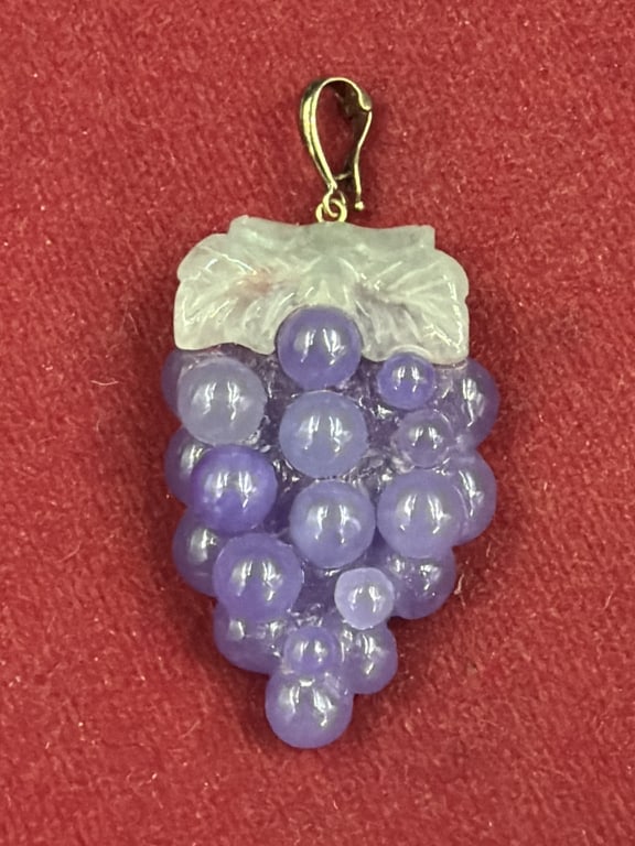Vintage Jade Grape Pendant: Nice piece features purple jade grapes and white jade leaf in 14kt gold setting. Measures 1.5" x 1". Condition is good, see pictures. No refunds given.