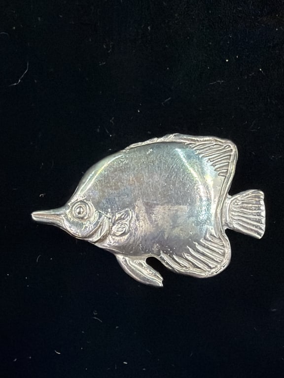 Sterling Fish Pendant: Marked Babs, and distinctive elongated snout and deep set body of a long spine snipefish. Weighs 19.7g and measures 1 1/4" x 2". Condition appears good, see pictures. No refunds given.