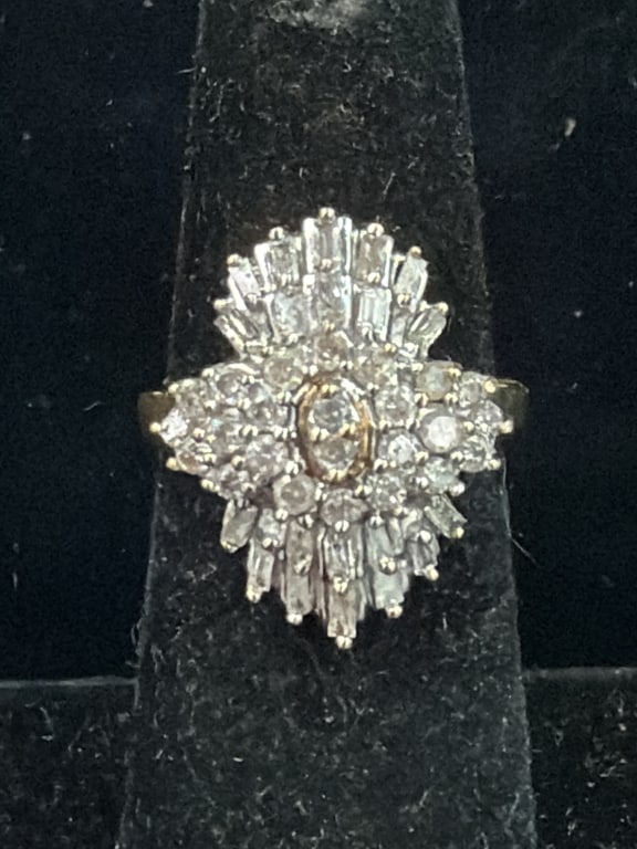 10kt Gold Diamond Ring: Cocktail ring features starburst design. Ring is a size 7 and weighs 4.1g. Condition appears good, see pictures. No refunds given.