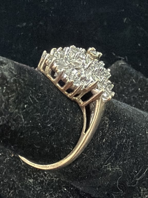 10kt Gold Diamond Ring - 3