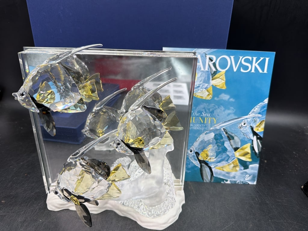 Swarvorski Wonder of the Sea "Community": Features three long fin Bannerfish with clear crystal and black and yellow accents. Condition appears good, see pictures. Has original box. No refunds given.
