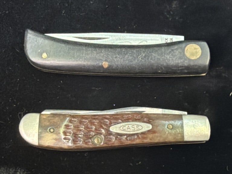 Case XX Pocket Knifes: Total of 2 in this lot. One is a Sod Buster and other is likely a Stockman or Trapper models. Condition appears good, see pictures. No refunds given.