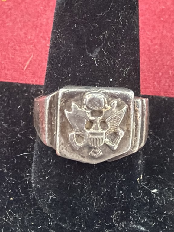 Vintage Sterling US Army Military Signet Ring: WWll silver ring.Display the Great Seal of the US with bald eagle holding arrows and olive branch. Ring is a size 11 and weighs 12.5g. See pictures, no refunds given.