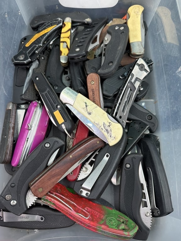 Lot of Folding Pocket Knives (1 of 3)