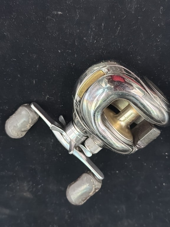 Shimano Calais CL 201-5: vintage reel. Has some signs of cosmetic wear, but is fully operational and functions as intended. See pictures, left hand retrieve. No refunds given.