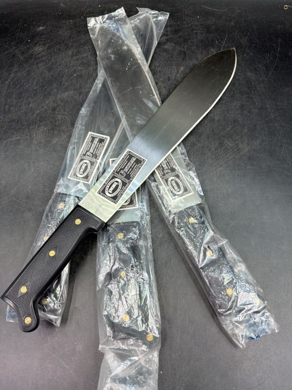 Old Stock Machetes: All in original packaging and a total of 4. See pictures, Machetes Aguila Corneta. condition is good, no refunds given.