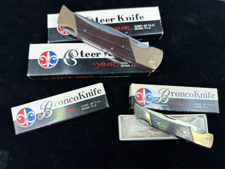 Vintage Valor Knives: Old stock from corporation of Florida, Miami. Bronco and steer models, 2 of each in original boxes. See pictures. No refunds given.
