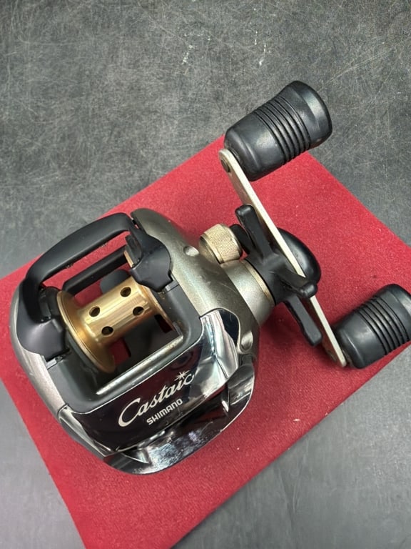 Shimano Castaic 201 SF Baitcasting Reel: Left hand retrieve. See pictures, condition is used but appears working properly. No refunds given.