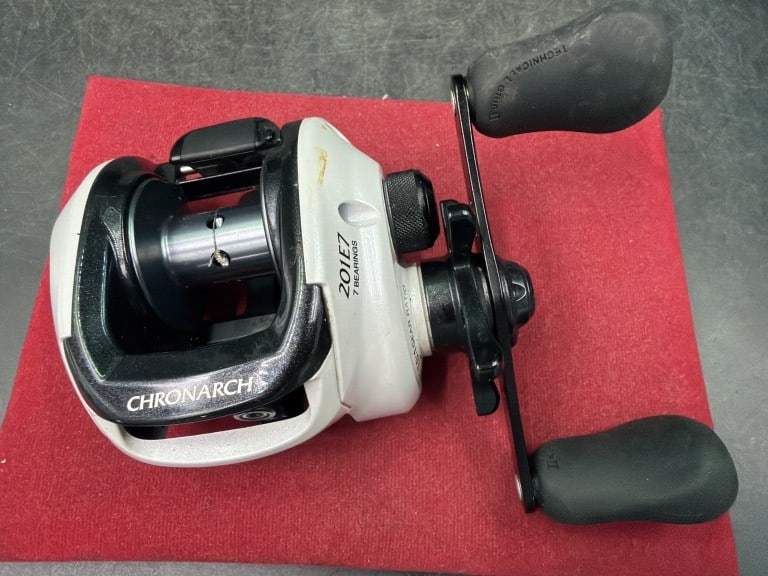 Shimano Castaic 201 SF Baitcasting Reel: Left hand retrieve. Condition appears good, see pictures. No refunds given.