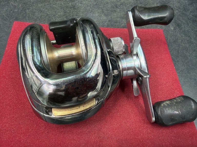 Shimano Calais CL201-5 Baitcasting Reel: Left hand retrieve. Condition appears good, see pictures. No refunds given.