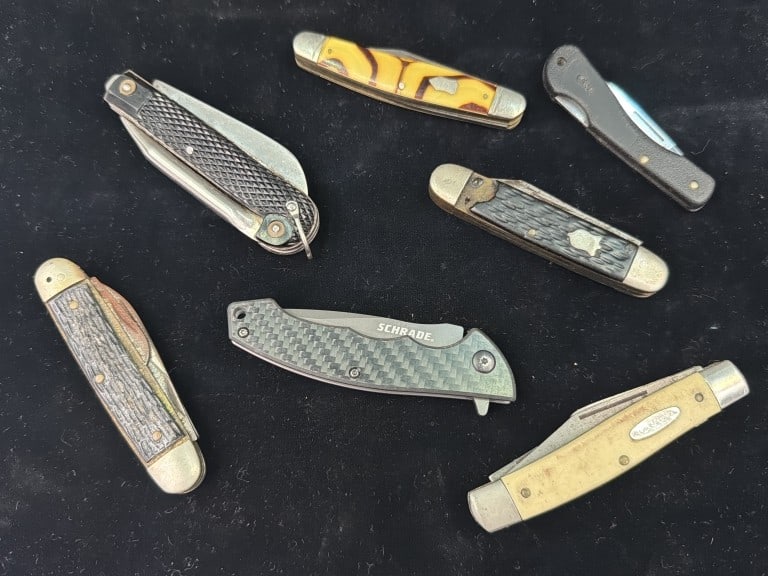 Vintage Lof of Knives: Total of 7 in this lot. There is Case, Ranger, Irish knife, Schrade, etc. See pictures, condition is consistent with age and use. No refunds given.