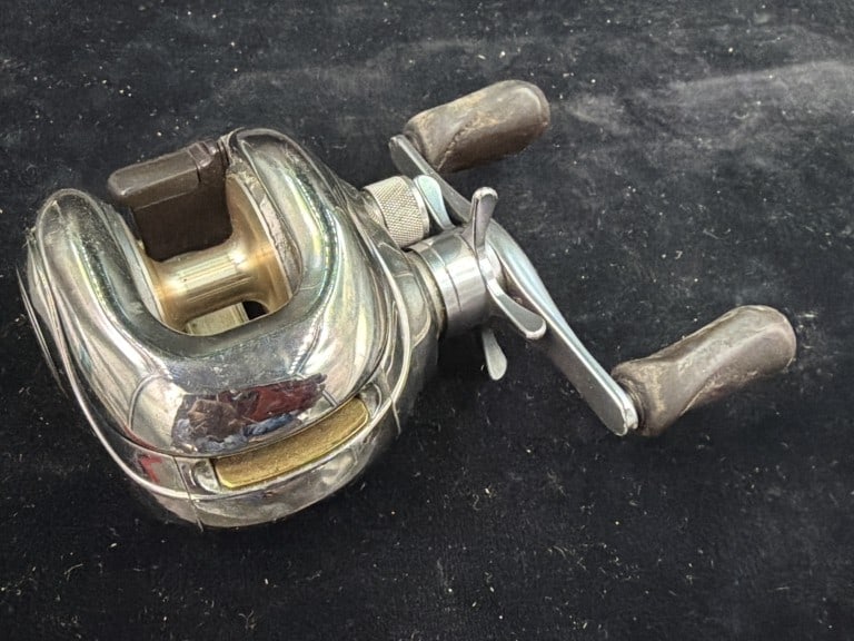 Shimano Calais CL 201-5 Baitcasting Reel: Left Hand Retrieve. Features 11 ball bearings. Condition is consistent with age and use, see pictures. No refunds given.
