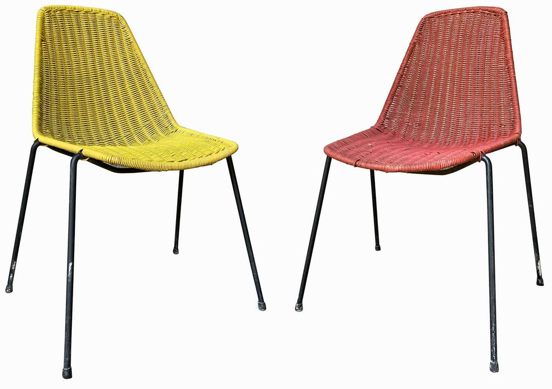 Home, designed by F. Campo and C. Graffi. 1950s.: Complementary forniture - Home, designed by F. Campo and C. Graffi. 1950s. Pair of black lacquered metal chairs and seat in braided plastic thread. Wear and tear. 90 x 40 x 40