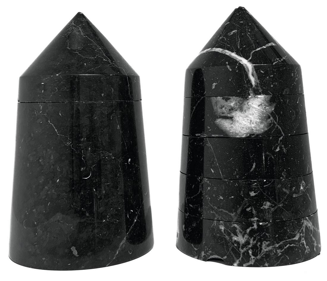 Casigliani. 1980s. Desk set in black Marquinia marble: Complementary forniture - Casigliani. 1980s. Desk set in black Marquinia marble, pen holder and multi-shelf objects. Minor defects.