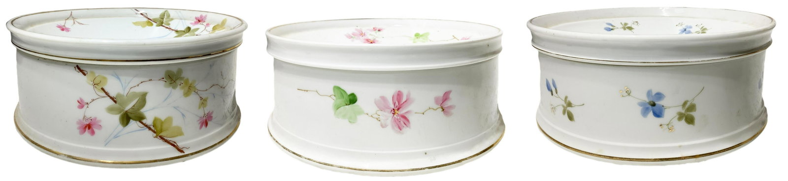 No. 3 spittoons Ginori porcelain with floral foliage,: No. 3 spittoons Ginori porcelain with floral foliage, nineteenth century. Diameter 20 cm