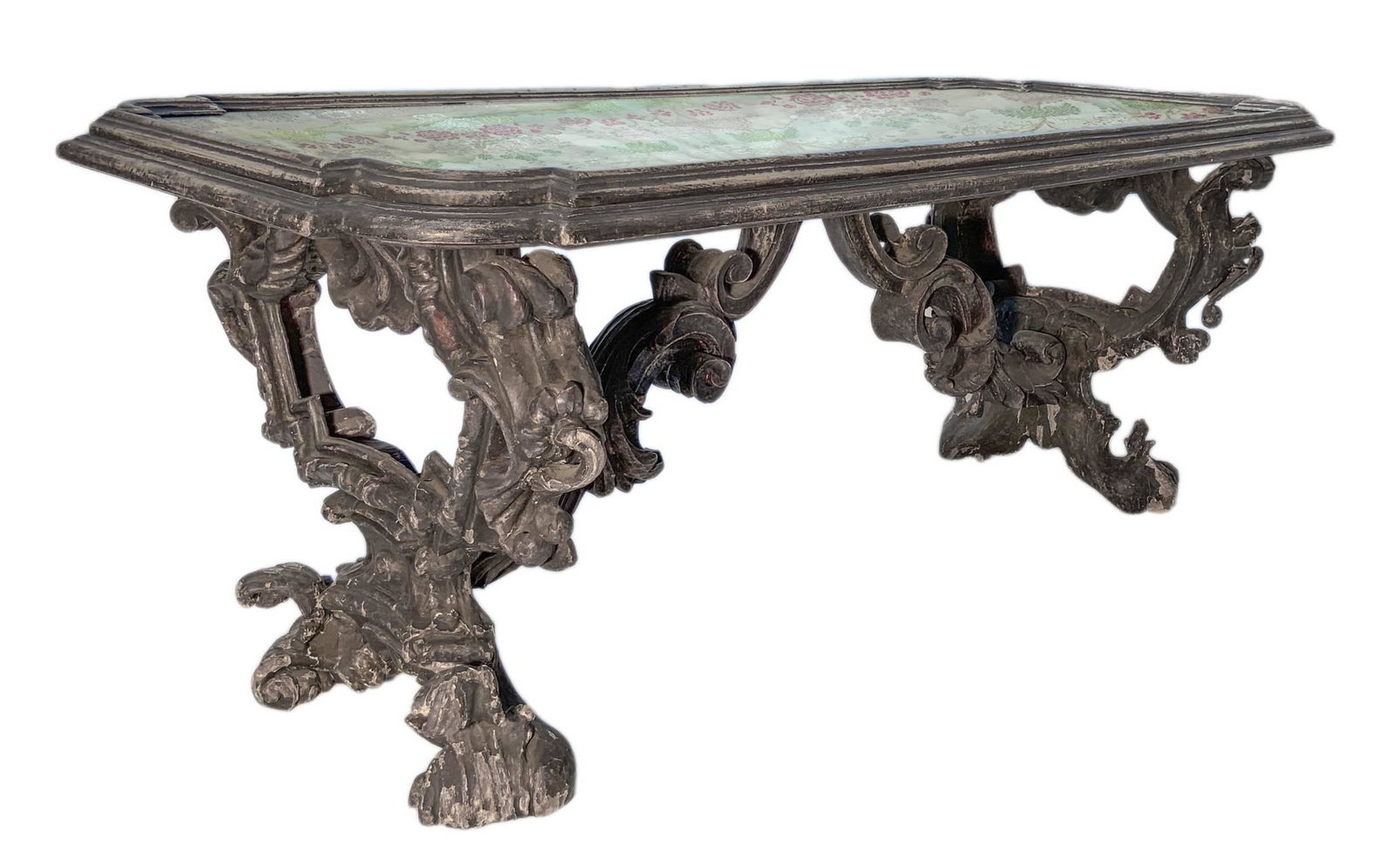 Ancient low table, shaped at the corners with baroque: Ancient low table, shaped at the corners with baroque legs of the eighteenth century. lined surface under glass with XVIII century Sicilian tissue. Falls lacquering. H 55x 160x65 cm.