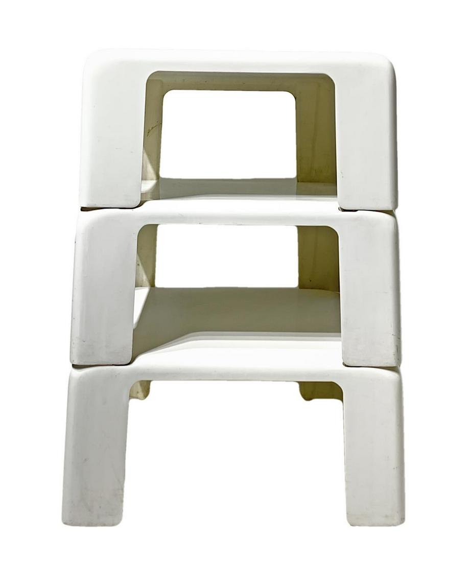 Three model tables Four cats, producing C & B,: Three model tables Four cats, producing C & B, Mario Bellini design. Lot consists of three nesting tables in Fiberlite. H superimposed tables 68 cm, width 44 cm H single table 22.5 cm, width 44 cm