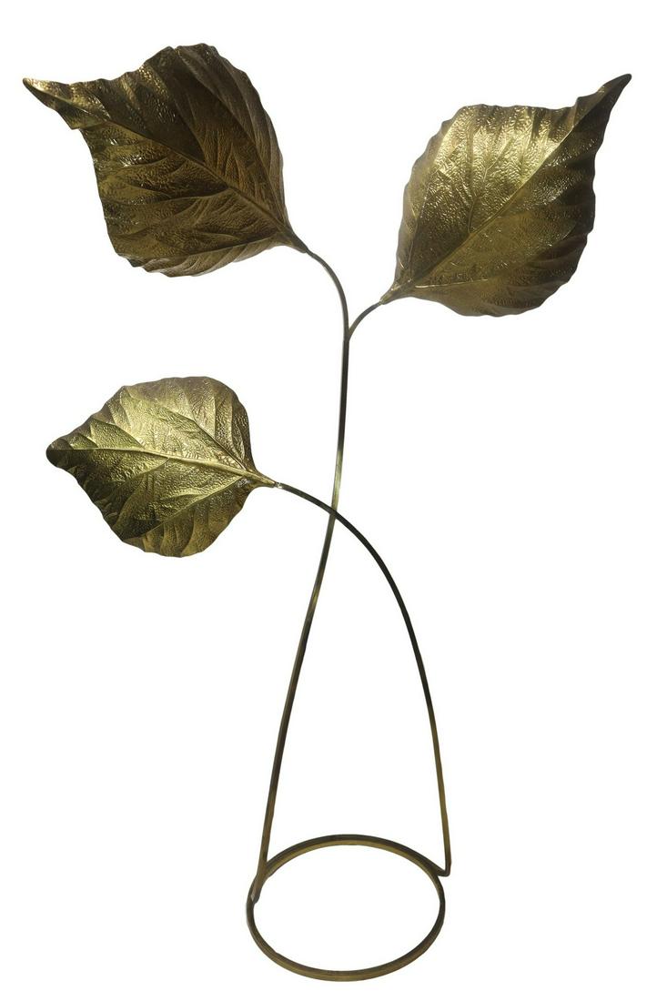 Prod. Gadda Dis. Carlo Giorgi e Tommaso Barbi - Ground lamp: 201 cm h x diameter 54 cm Structure composed of stems in boxed brass with hoe finish, brass diffusers in the shape of rhubarb leaf with hammered and hoe finish. Traces of oxidation, signs of use.