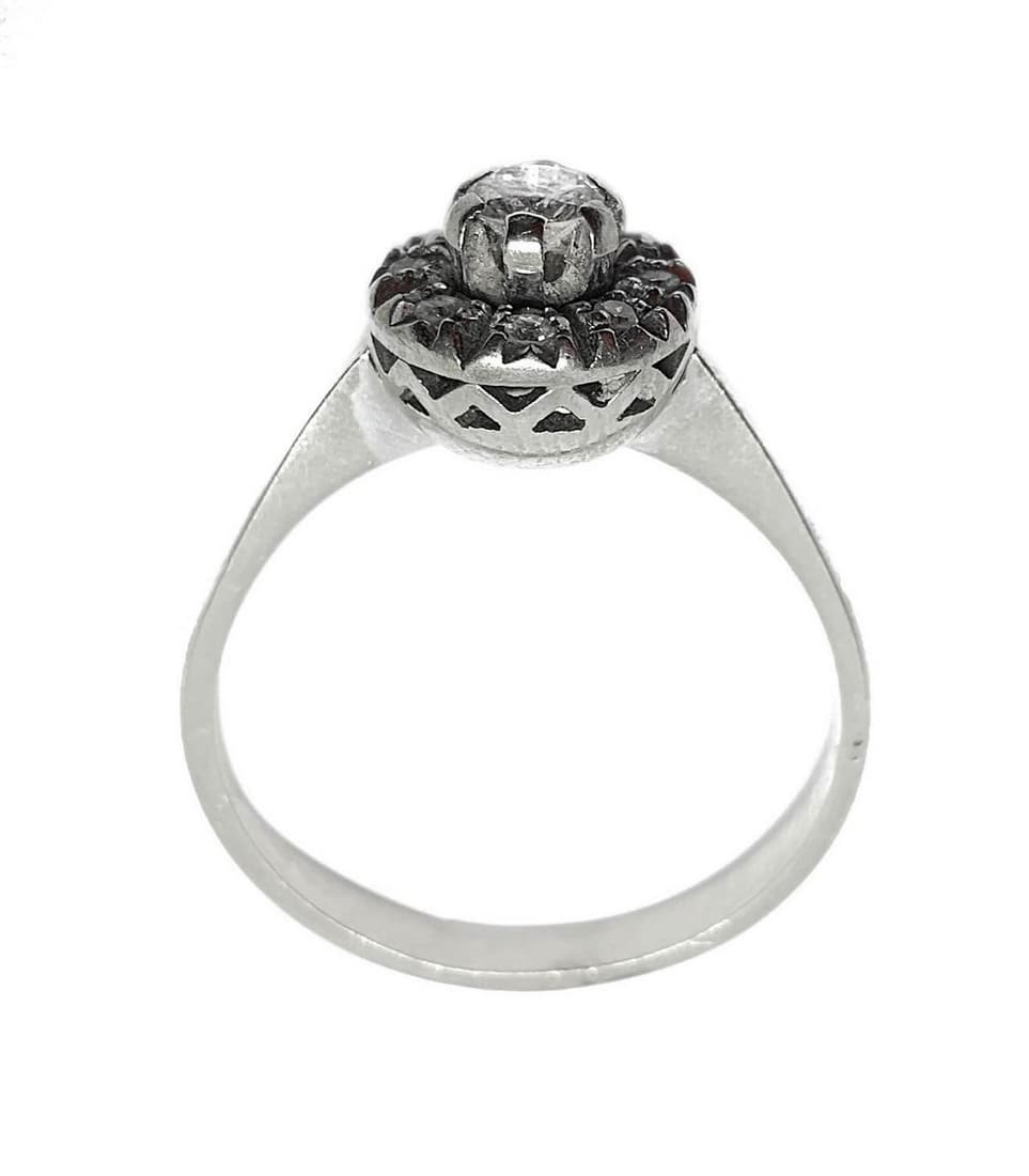 Rosette ring in white gold: Gr 3.3 With brilliant in the center and round of brilliants