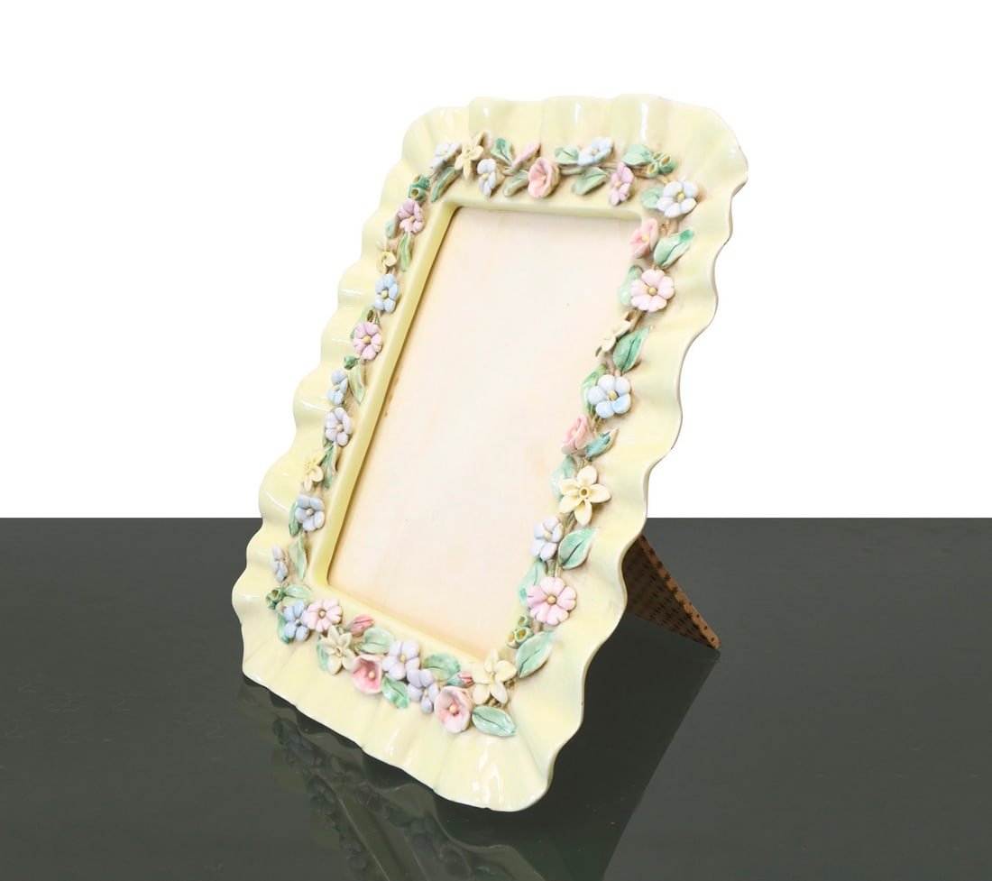La Farnesiana (Parma 1952) - Photo holder with flowers in relief, 60's: H 23 x 18 In pastel tones, it has small chipping in the right corner. Manufactory for the production of artistic ceramics present in Parma, in the premises of via Ponchielli 9, since 1952, founded by 